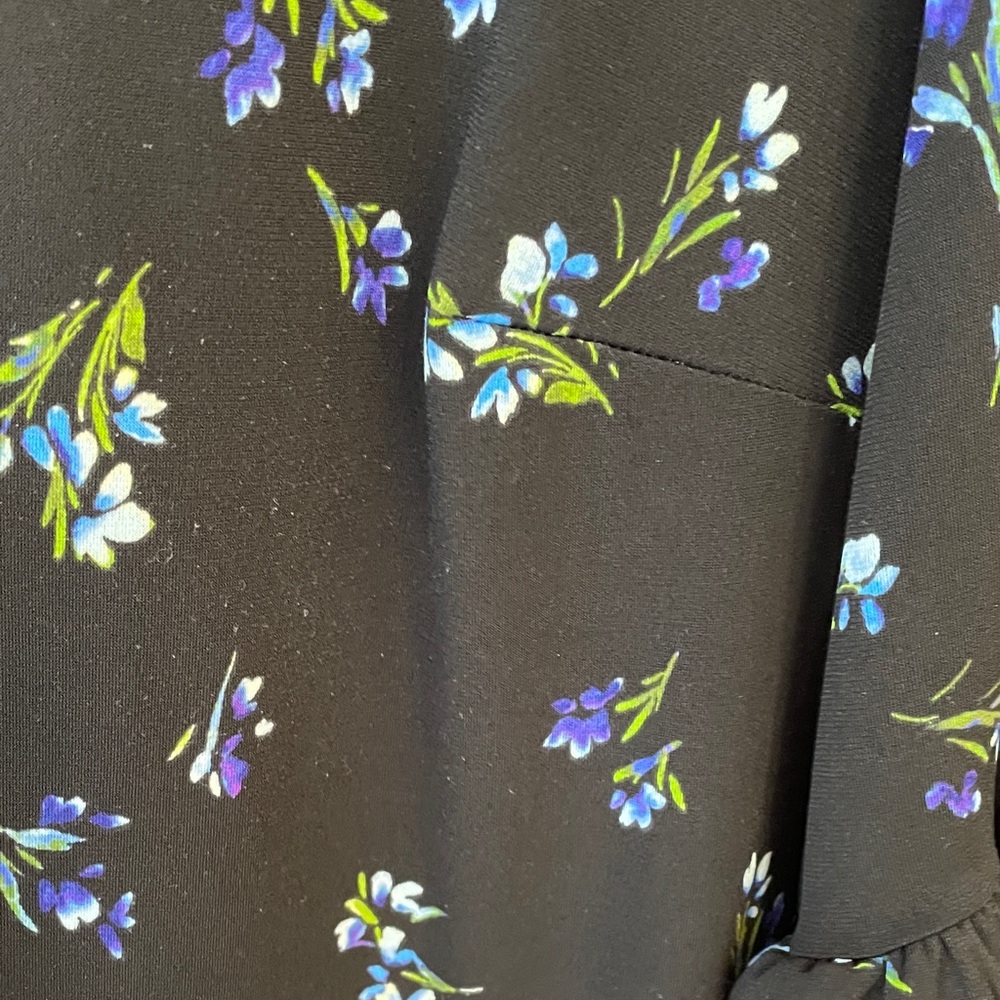 CeCe Black Blue Floral Ruffle Cuff Top Blouse Size 1X - Picture 7 of 9
